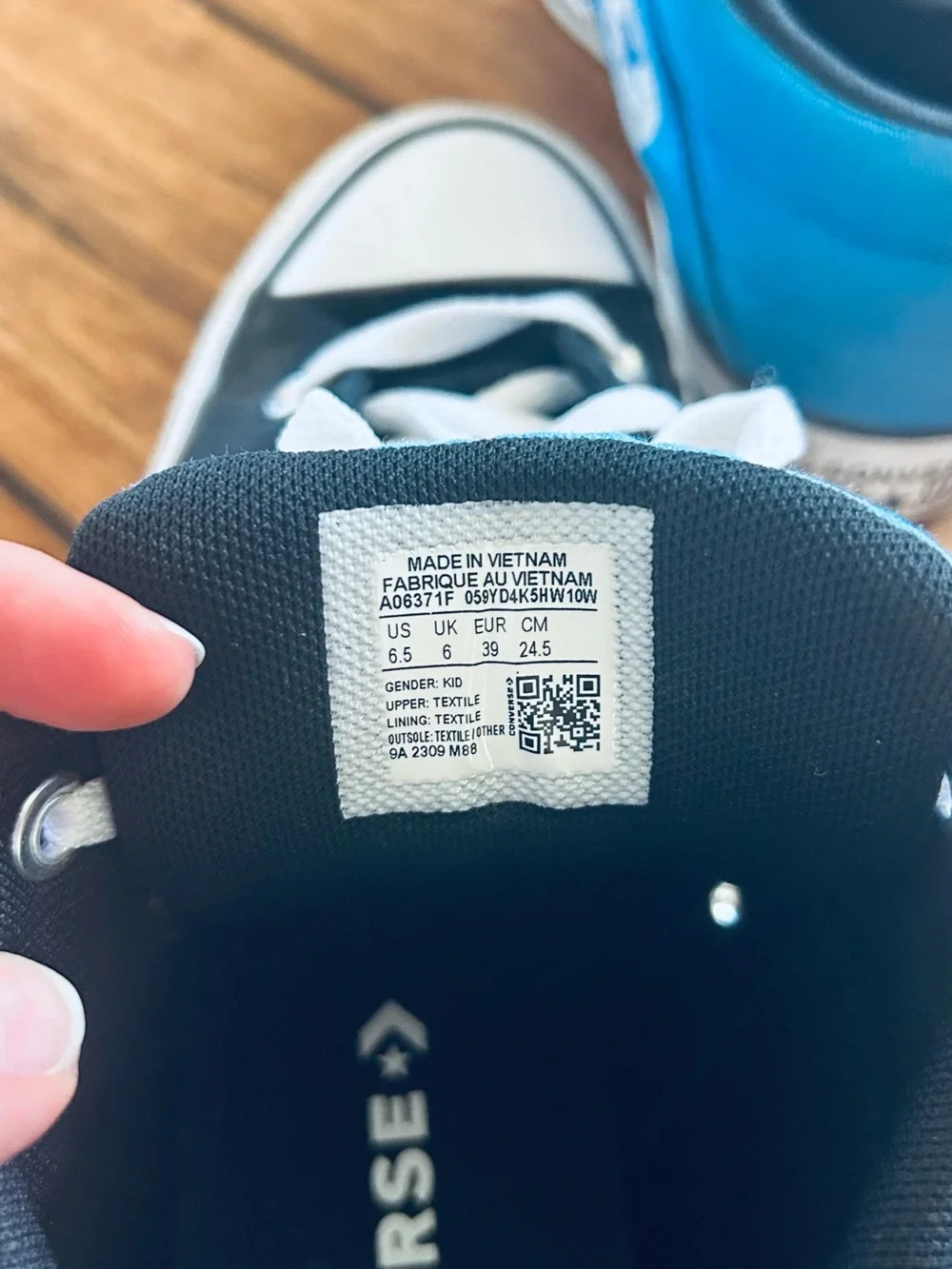 Converse Kids Low-Top Sneakers in Black and Blue size 6.5